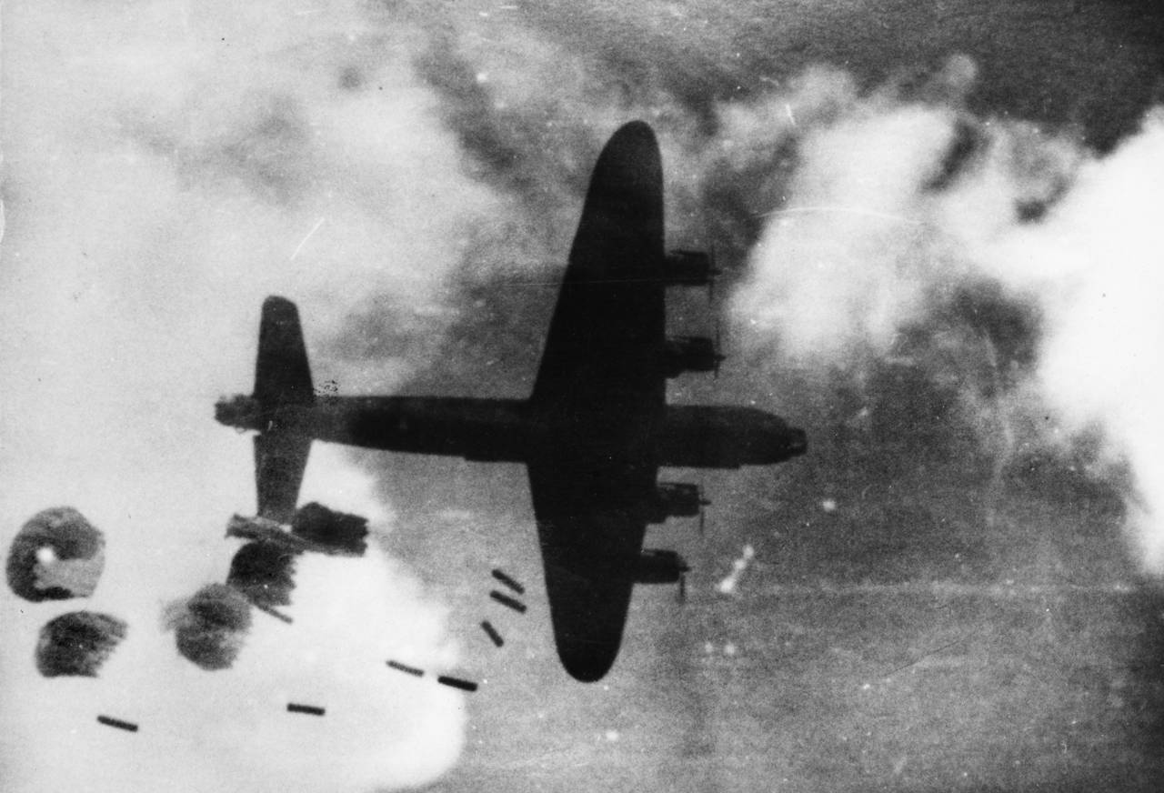 Containere fastgjort til faldskærme bliver nedkastet fra Halifax