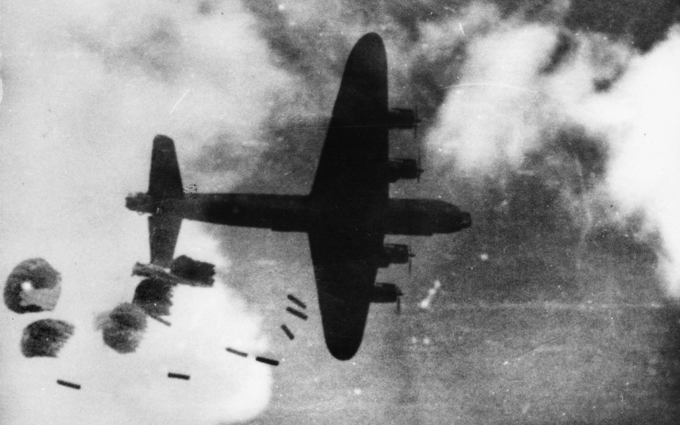 Containere fastgjort til faldskærme bliver nedkastet fra Halifax