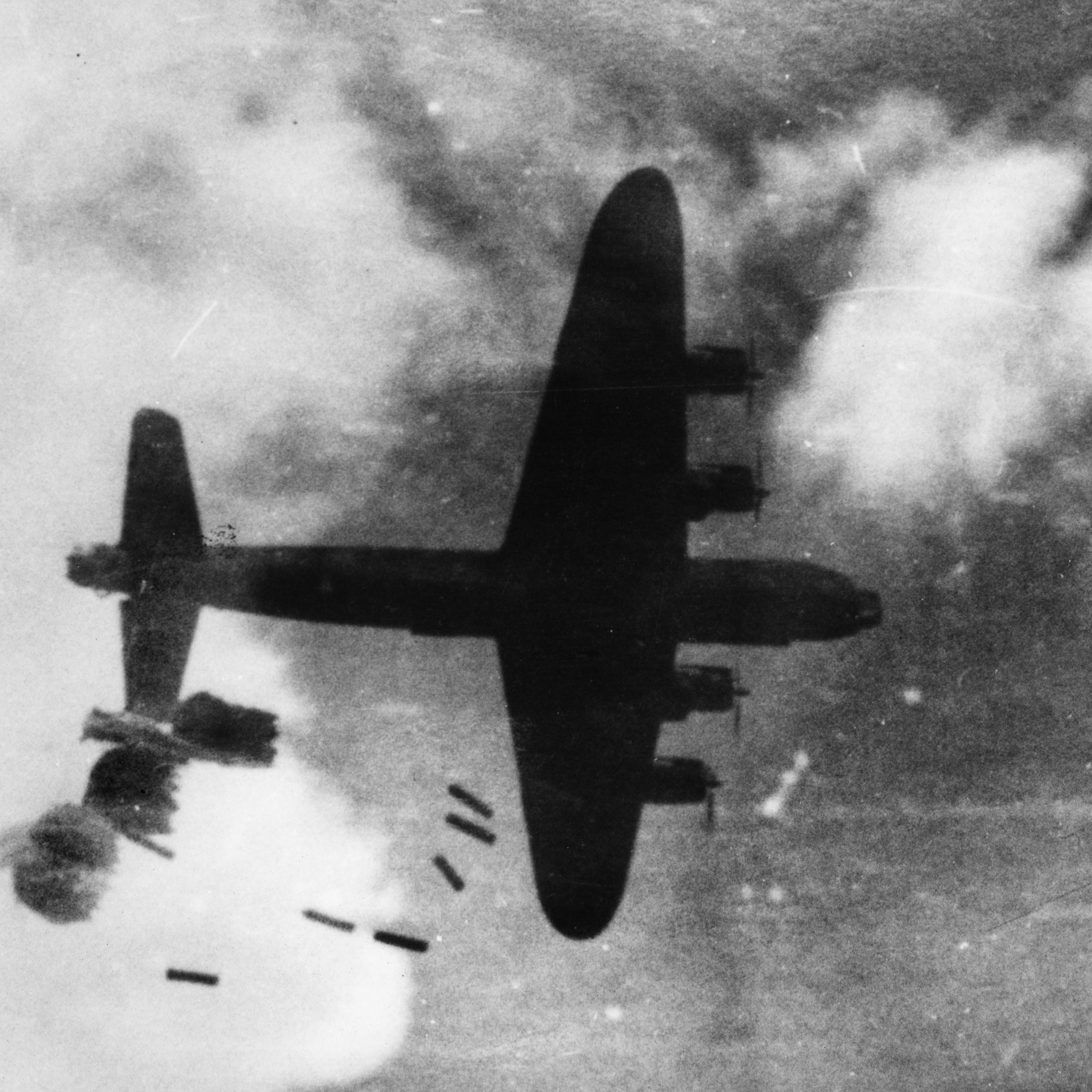 Containere fastgjort til faldskærme bliver nedkastet fra Halifax