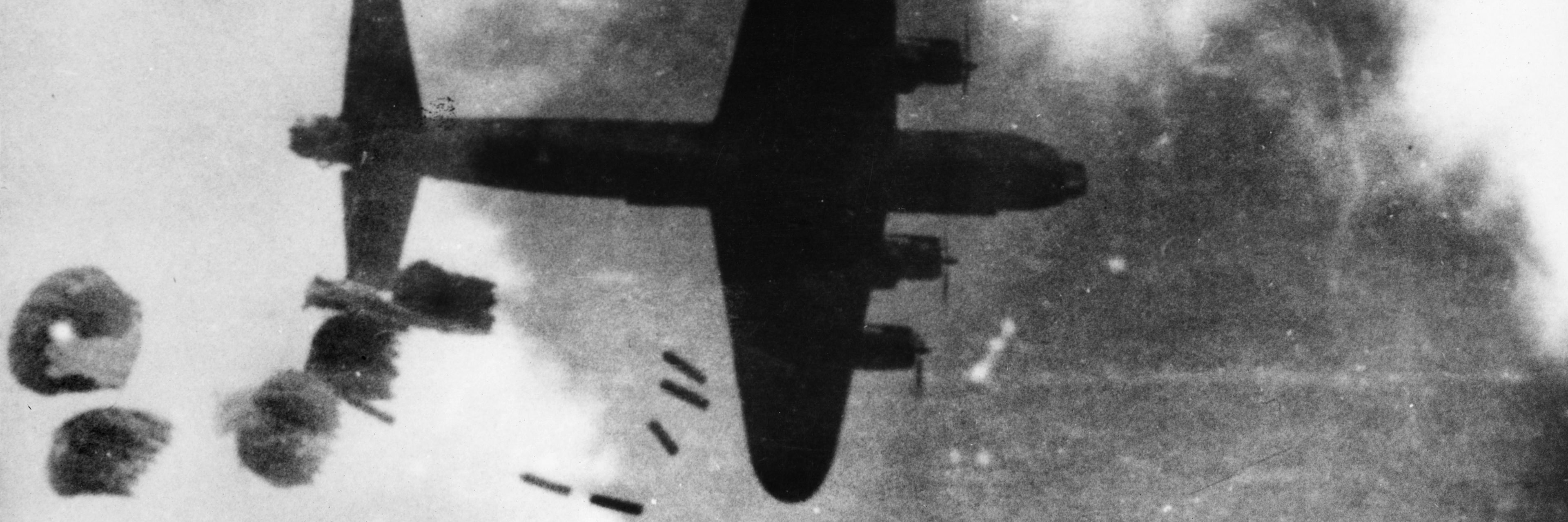 Containere fastgjort til faldskærme bliver nedkastet fra Halifax