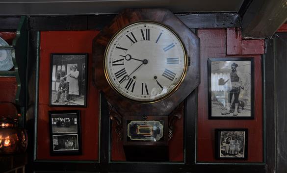 Ur og billeder på Hvidsten Kro